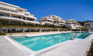 Moderno apartamento con jardín en venta con vistas al mar en un lujoso complejo de playa en la Nueva Milla de Oro, Marbella - Estepona 63395 