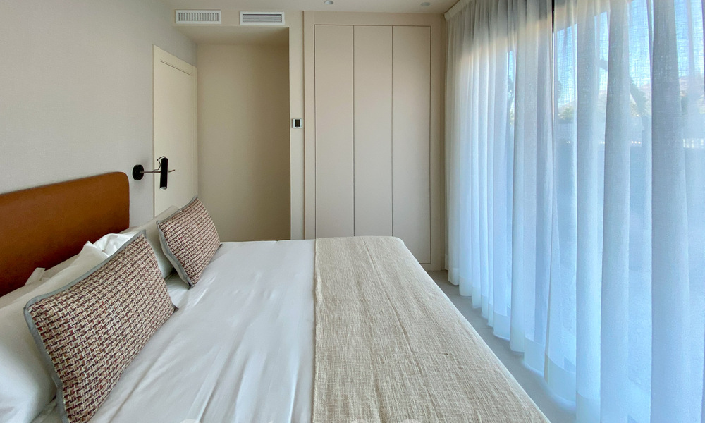 Moderno apartamento con jardín en venta con vistas al mar en un lujoso complejo de playa en la Nueva Milla de Oro, Marbella - Estepona 63396