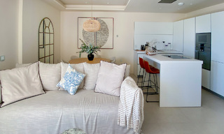 Moderno apartamento con jardín en venta con vistas al mar en un lujoso complejo de playa en la Nueva Milla de Oro, Marbella - Estepona 63402 