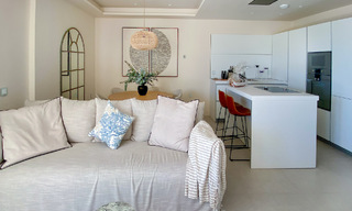 Moderno apartamento con jardín en venta con vistas al mar en un lujoso complejo de playa en la Nueva Milla de Oro, Marbella - Estepona 63402 
