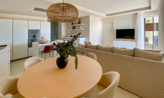 Moderno apartamento con jardín en venta con vistas al mar en un lujoso complejo de playa en la Nueva Milla de Oro, Marbella - Estepona 63403 