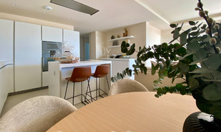 Moderno apartamento con jardín en venta con vistas al mar en un lujoso complejo de playa en la Nueva Milla de Oro, Marbella - Estepona 63404 
