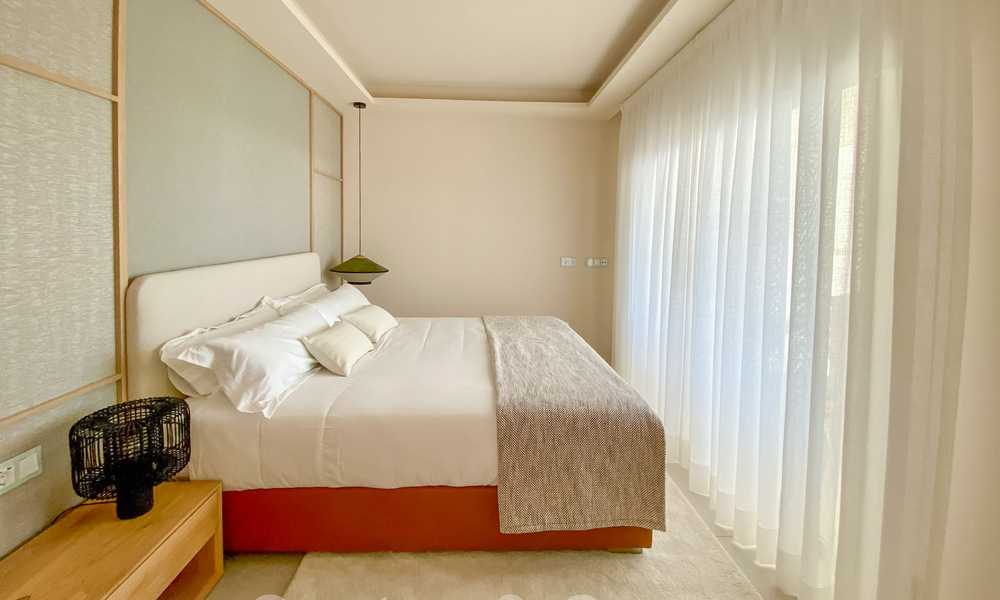 Moderno apartamento con jardín en venta con vistas al mar en un lujoso complejo de playa en la Nueva Milla de Oro, Marbella - Estepona 63405