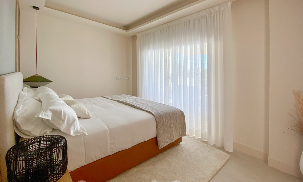 Moderno apartamento con jardín en venta con vistas al mar en un lujoso complejo de playa en la Nueva Milla de Oro, Marbella - Estepona 63406