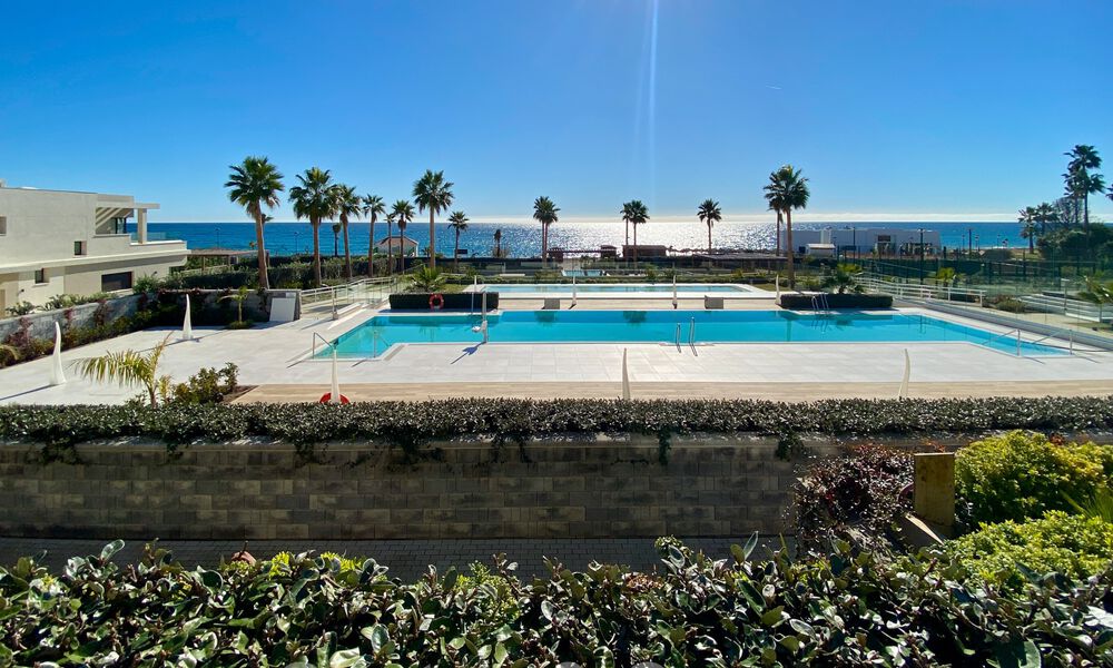 Moderno apartamento con jardín en venta con vistas al mar en un lujoso complejo de playa en la Nueva Milla de Oro, Marbella - Estepona 63411