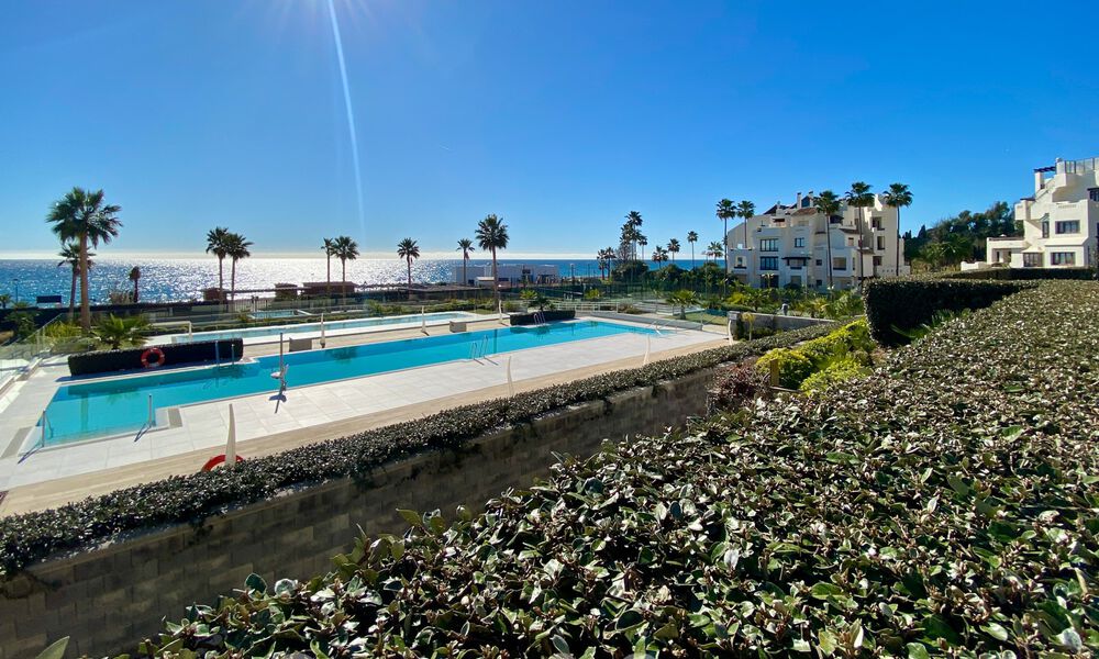 Moderno apartamento con jardín en venta con vistas al mar en un lujoso complejo de playa en la Nueva Milla de Oro, Marbella - Estepona 63412