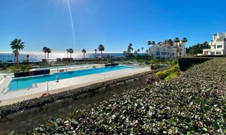 Moderno apartamento con jardín en venta con vistas al mar en un lujoso complejo de playa en la Nueva Milla de Oro, Marbella - Estepona 63412 