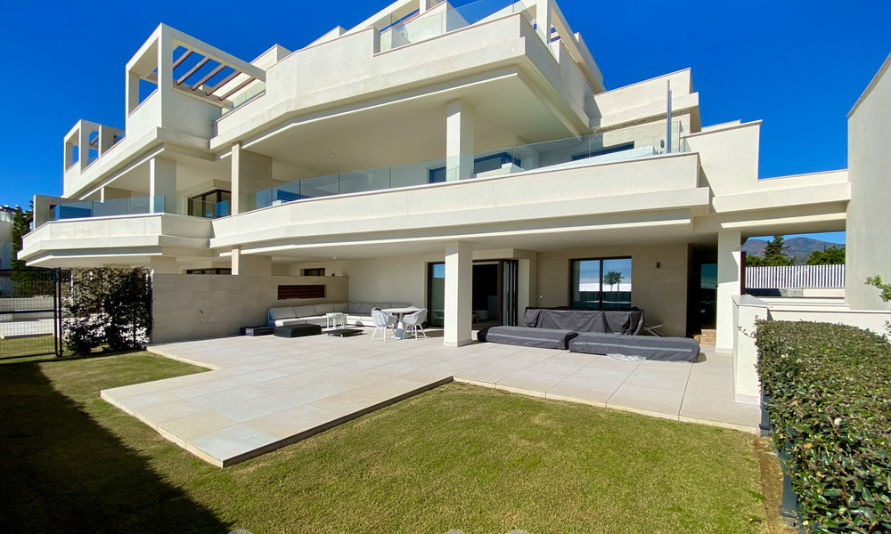 Moderno apartamento con jardín en venta con vistas al mar en un lujoso complejo de playa en la Nueva Milla de Oro, Marbella - Estepona 63413