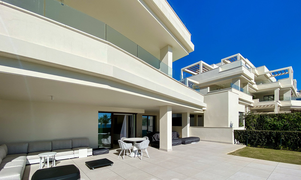 Moderno apartamento con jardín en venta con vistas al mar en un lujoso complejo de playa en la Nueva Milla de Oro, Marbella - Estepona 63414