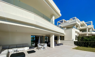 Moderno apartamento con jardín en venta con vistas al mar en un lujoso complejo de playa en la Nueva Milla de Oro, Marbella - Estepona 63414 