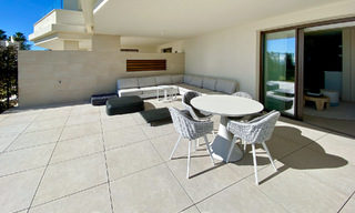 Moderno apartamento con jardín en venta con vistas al mar en un lujoso complejo de playa en la Nueva Milla de Oro, Marbella - Estepona 63415 