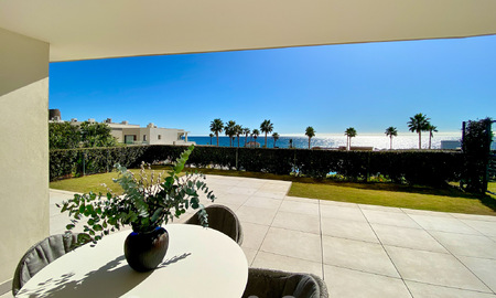 Moderno apartamento con jardín en venta con vistas al mar en un lujoso complejo de playa en la Nueva Milla de Oro, Marbella - Estepona 63416