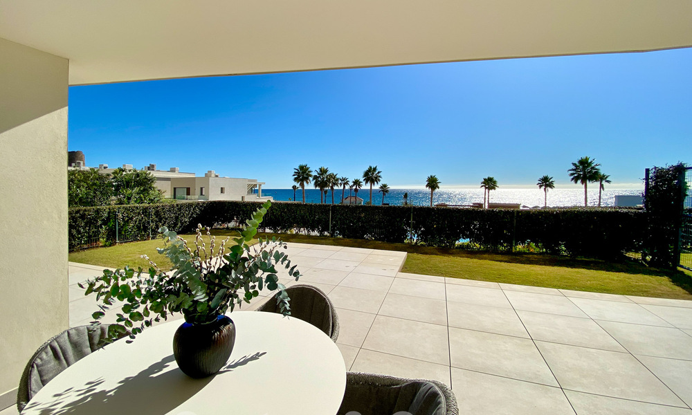 Moderno apartamento con jardín en venta con vistas al mar en un lujoso complejo de playa en la Nueva Milla de Oro, Marbella - Estepona 63416