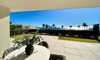 Moderno apartamento con jardín en venta con vistas al mar en un lujoso complejo de playa en la Nueva Milla de Oro, Marbella - Estepona 63416 