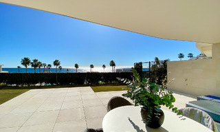 Moderno apartamento con jardín en venta con vistas al mar en un lujoso complejo de playa en la Nueva Milla de Oro, Marbella - Estepona 63417 