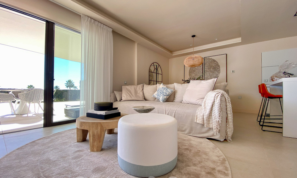 Moderno apartamento con jardín en venta con vistas al mar en un lujoso complejo de playa en la Nueva Milla de Oro, Marbella - Estepona 63418