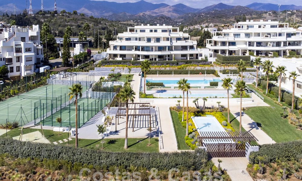 Moderno apartamento con jardín en venta con vistas al mar en un lujoso complejo de playa en la Nueva Milla de Oro, Marbella - Estepona 63421