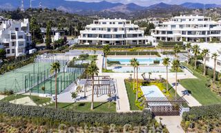 Moderno apartamento con jardín en venta con vistas al mar en un lujoso complejo de playa en la Nueva Milla de Oro, Marbella - Estepona 63421 