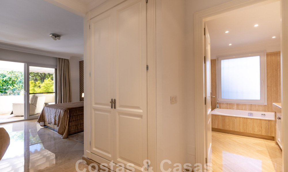 Amplio apartamento de lujo, situado en una exclusiva comunidad cerrada en el campo de golf en venta en Nueva Andalucia, Marbella 63193