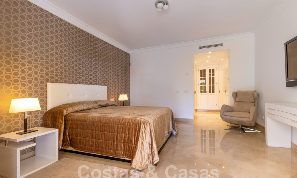 Amplio apartamento de lujo, situado en una exclusiva comunidad cerrada en el campo de golf en venta en Nueva Andalucia, Marbella 63196