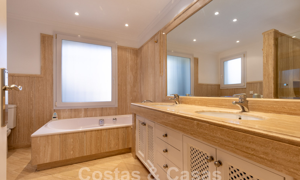 Amplio apartamento de lujo, situado en una exclusiva comunidad cerrada en el campo de golf en venta en Nueva Andalucia, Marbella 63199