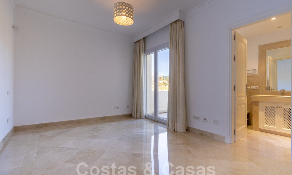Amplio apartamento de lujo, situado en una exclusiva comunidad cerrada en el campo de golf en venta en Nueva Andalucia, Marbella 63203