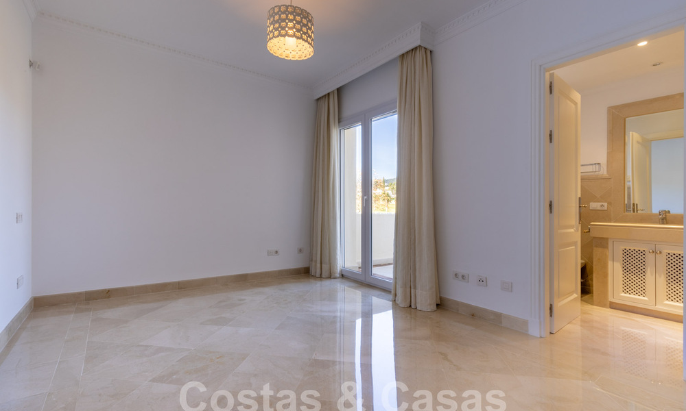 Amplio apartamento de lujo, situado en una exclusiva comunidad cerrada en el campo de golf en venta en Nueva Andalucia, Marbella 63203