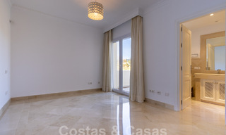Amplio apartamento de lujo, situado en una exclusiva comunidad cerrada en el campo de golf en venta en Nueva Andalucia, Marbella 63203 