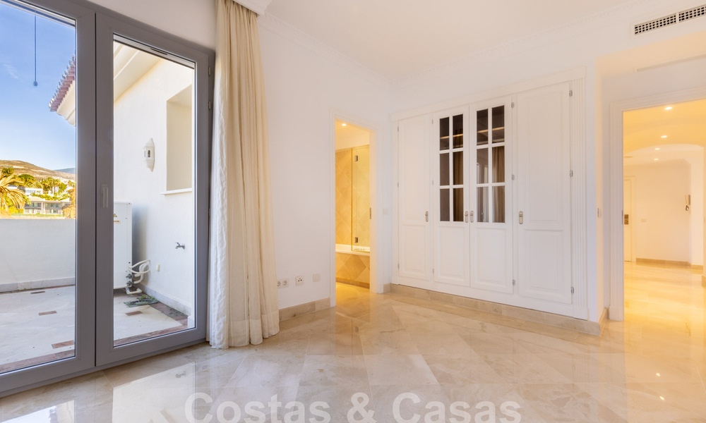 Amplio apartamento de lujo, situado en una exclusiva comunidad cerrada en el campo de golf en venta en Nueva Andalucia, Marbella 63204
