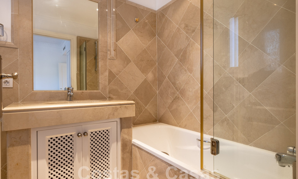 Amplio apartamento de lujo, situado en una exclusiva comunidad cerrada en el campo de golf en venta en Nueva Andalucia, Marbella 63206