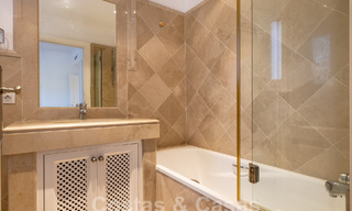 Amplio apartamento de lujo, situado en una exclusiva comunidad cerrada en el campo de golf en venta en Nueva Andalucia, Marbella 63206 