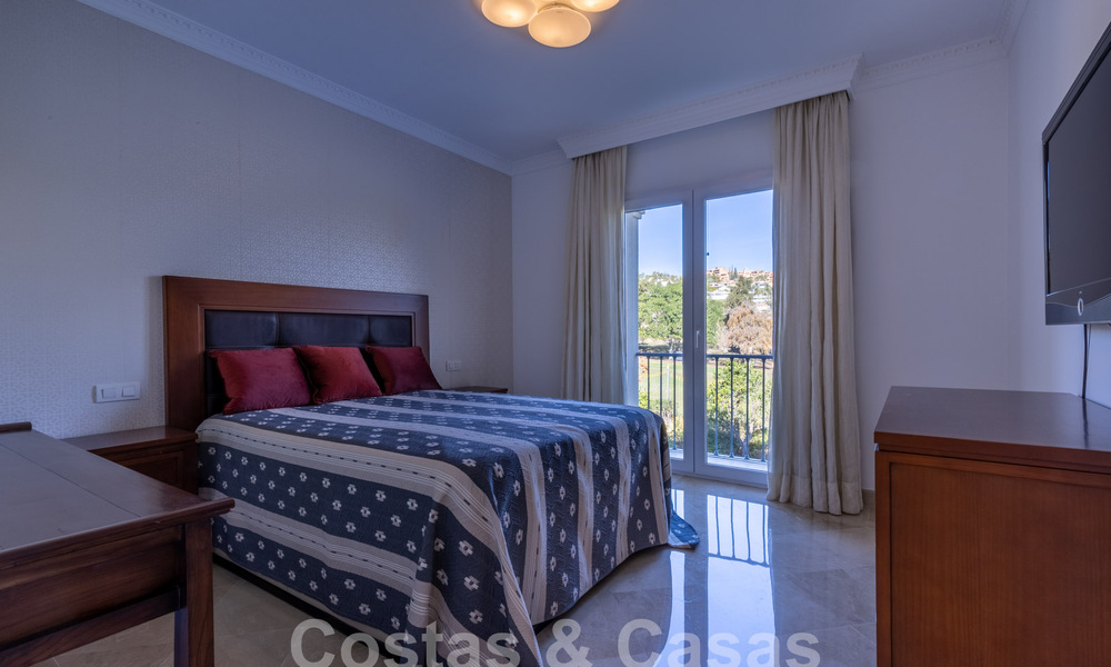 Amplio apartamento de lujo, situado en una exclusiva comunidad cerrada en el campo de golf en venta en Nueva Andalucia, Marbella 63209