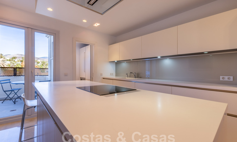 Amplio apartamento de lujo, situado en una exclusiva comunidad cerrada en el campo de golf en venta en Nueva Andalucia, Marbella 63219