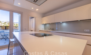 Amplio apartamento de lujo, situado en una exclusiva comunidad cerrada en el campo de golf en venta en Nueva Andalucia, Marbella 63219 