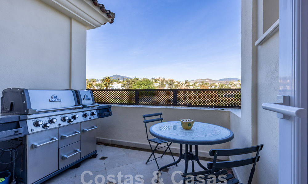 Amplio apartamento de lujo, situado en una exclusiva comunidad cerrada en el campo de golf en venta en Nueva Andalucia, Marbella 63222