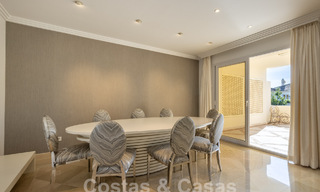 Amplio apartamento de lujo, situado en una exclusiva comunidad cerrada en el campo de golf en venta en Nueva Andalucia, Marbella 63225 