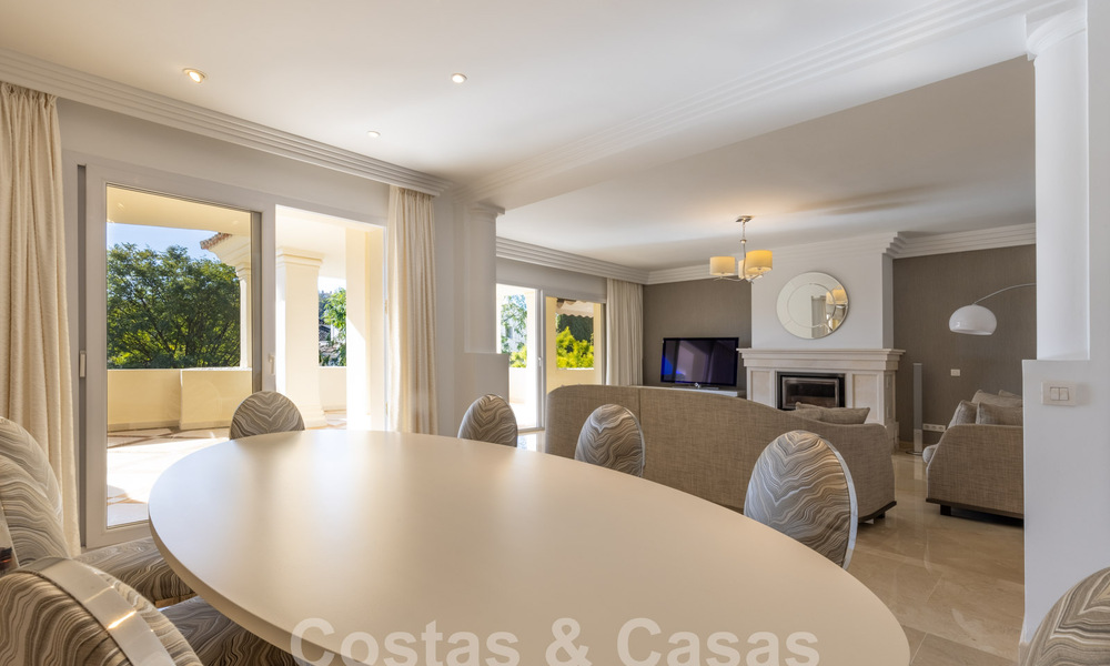 Amplio apartamento de lujo, situado en una exclusiva comunidad cerrada en el campo de golf en venta en Nueva Andalucia, Marbella 63226