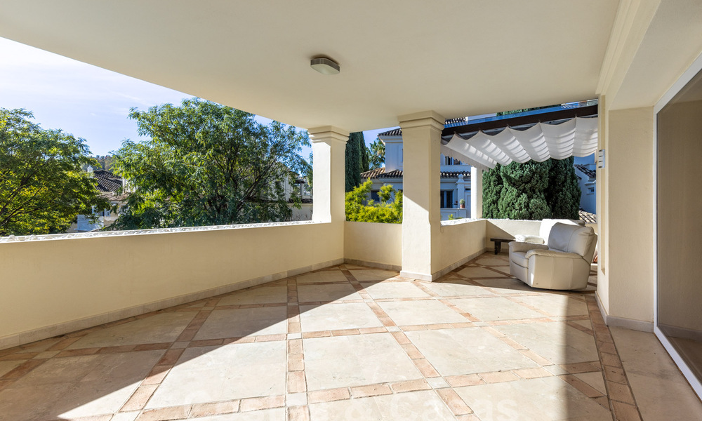 Amplio apartamento de lujo, situado en una exclusiva comunidad cerrada en el campo de golf en venta en Nueva Andalucia, Marbella 63236