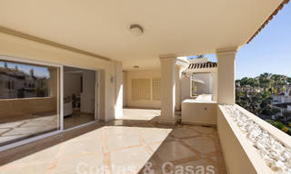 Amplio apartamento de lujo, situado en una exclusiva comunidad cerrada en el campo de golf en venta en Nueva Andalucia, Marbella 63237 
