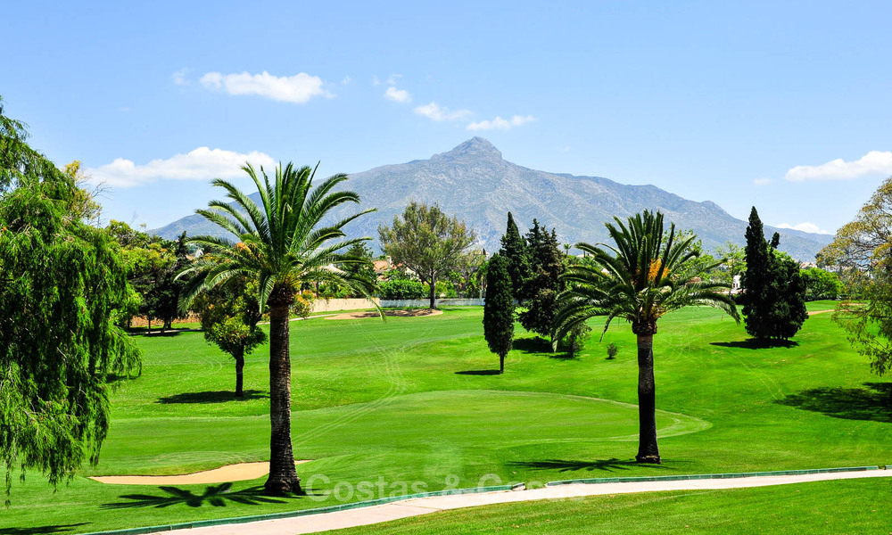 Amplio apartamento de lujo, situado en una exclusiva comunidad cerrada en el campo de golf en venta en Nueva Andalucia, Marbella 63249