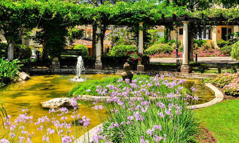 Amplio apartamento de lujo, situado en una exclusiva comunidad cerrada en el campo de golf en venta en Nueva Andalucia, Marbella 63256