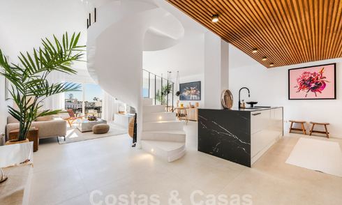 Lujoso ático con vistas al mar en venta en el corazón del valle del golf de Nueva Andalucía, Marbella 63467