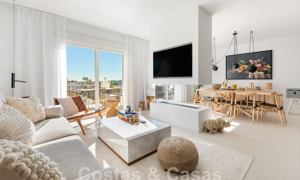 Lujoso ático con vistas al mar en venta en el corazón del valle del golf de Nueva Andalucía, Marbella 63469