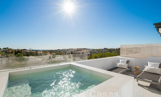 Lujoso ático con vistas al mar en venta en el corazón del valle del golf de Nueva Andalucía, Marbella 63470 