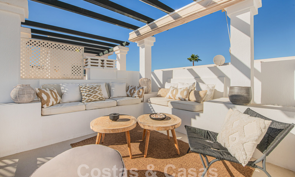 Lujoso ático con vistas al mar en venta en el corazón del valle del golf de Nueva Andalucía, Marbella 63471