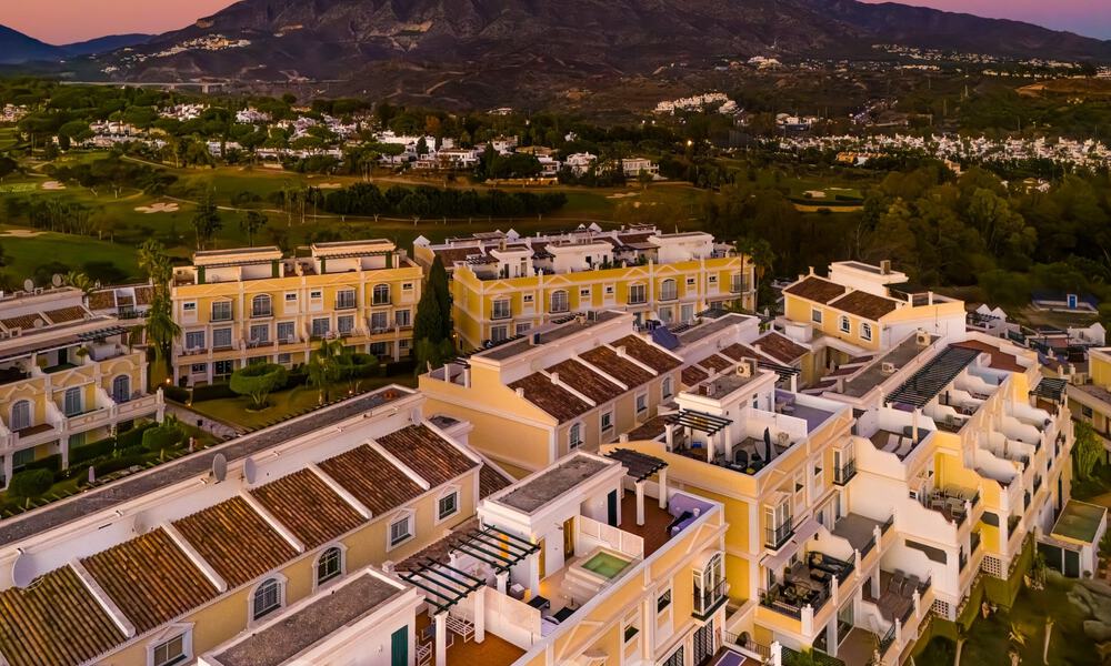 Lujoso ático con vistas al mar en venta en el corazón del valle del golf de Nueva Andalucía, Marbella 63472