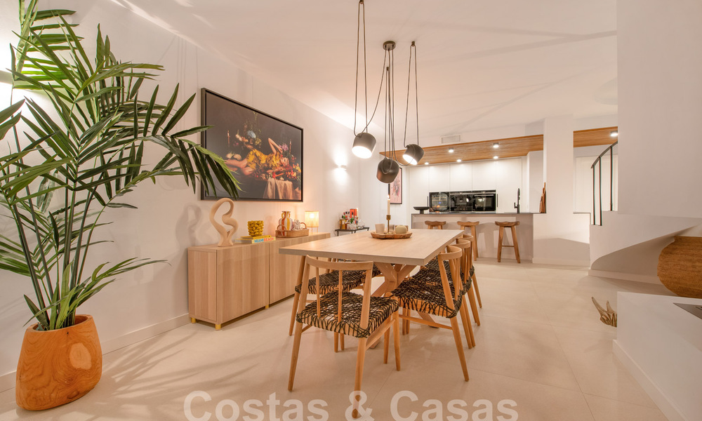 Lujoso ático con vistas al mar en venta en el corazón del valle del golf de Nueva Andalucía, Marbella 63478