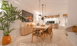 Lujoso ático con vistas al mar en venta en el corazón del valle del golf de Nueva Andalucía, Marbella 63478 