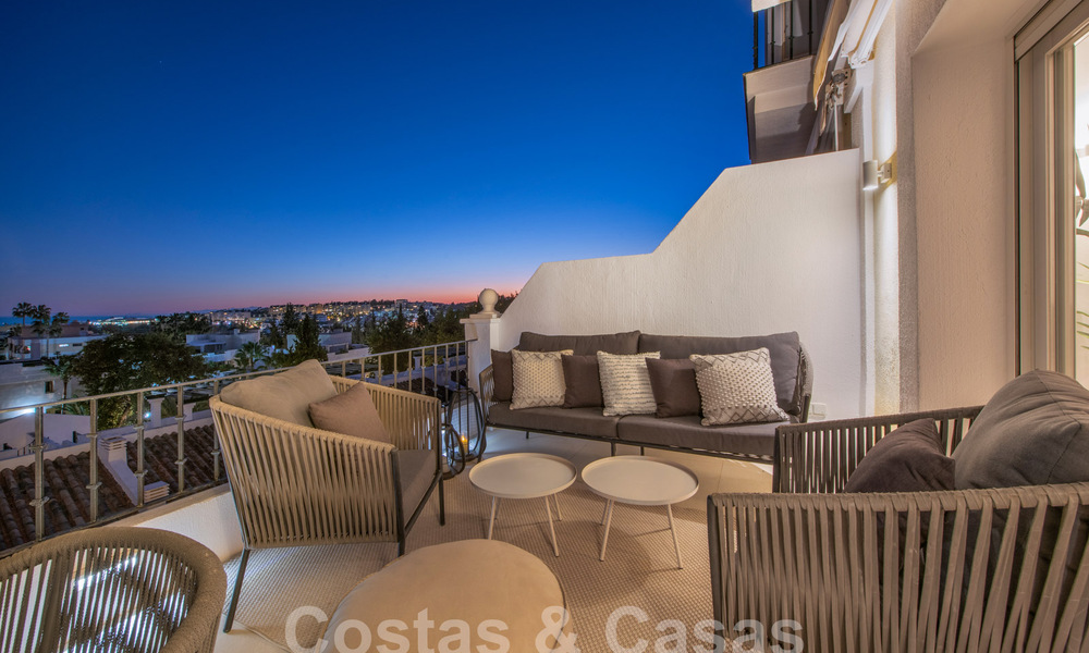 Lujoso ático con vistas al mar en venta en el corazón del valle del golf de Nueva Andalucía, Marbella 63479