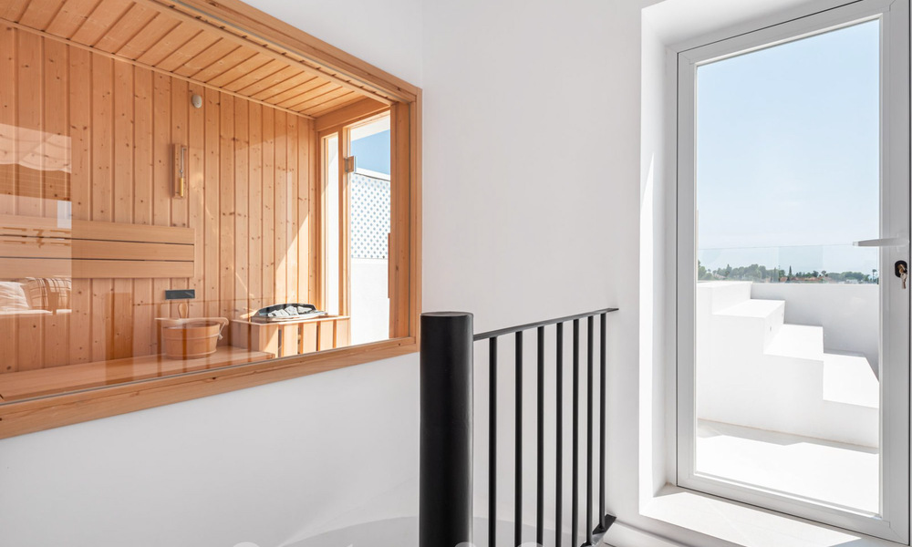 Lujoso ático con vistas al mar en venta en el corazón del valle del golf de Nueva Andalucía, Marbella 63481